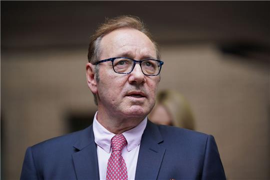 Schauspieler Kevin Spacey ist in allen Anklagepunkten freigesprochen worden.