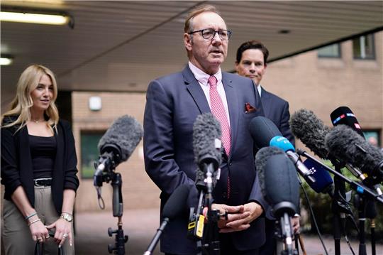 Schauspieler Kevin Spacey spricht vor dem Southwark Crown Court in London.