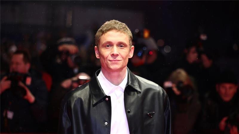 Heiße Rede, kalter Schnee: Berlinale eröffnet Schauspieler Matthias Schweighöfer im Blitzlicht.