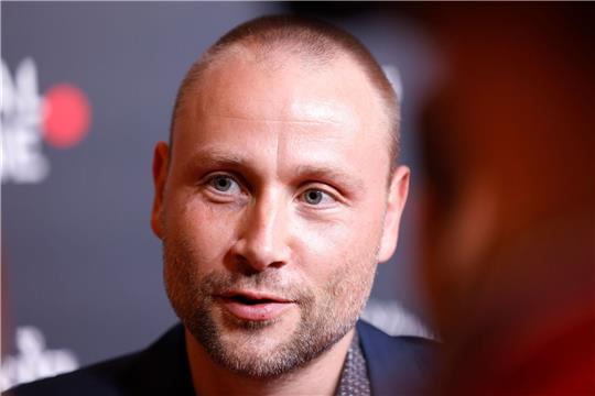 Schauspieler Max Riemelt findet, dass der Karneval an den Rhein gehört.