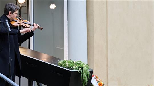 Schauspieler Sabin Tambrea spielte Geige.