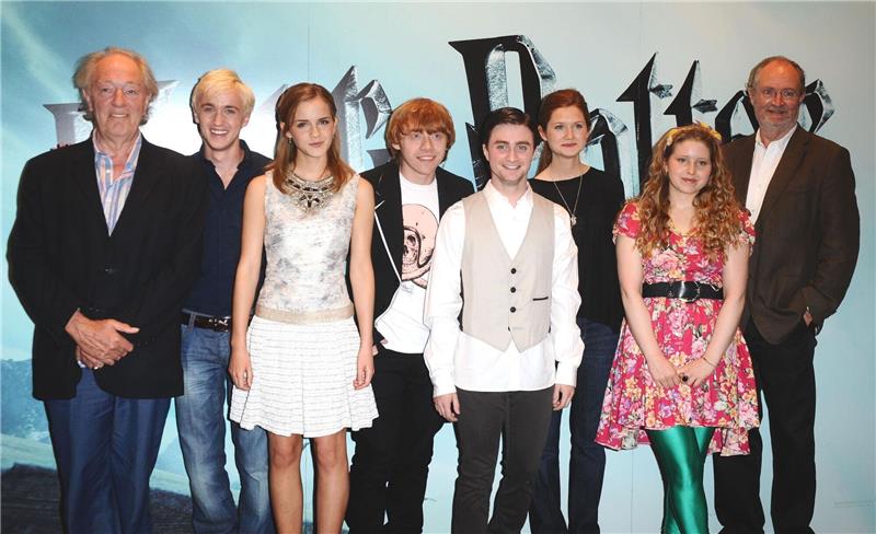 Radcliffe: Welt ohne Michael Gambon weniger lustig Schauspieler Sir Michael Gambon (l.) und weitere Darsteller - darunter Emma Watson und Daniel Radcliffe - im Juli 2009 bei der Vorstellung des Films «Harry Potter und der Halbblutprinz» in London.