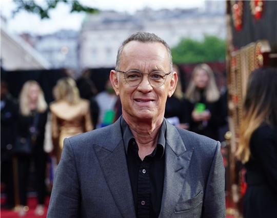 Schauspieler Tom Hanks gibt sich bei Dreharbeiten sehr entspannt.