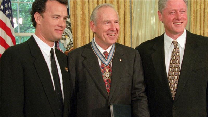 Apollo-13-Kommandant Lovell mit 97 Jahren gestorben Schauspieler Tom Hanks (l), Jim Lovell (M) und der damalige US-Präsident Bill Clinton im Oval Office des Weißen Hauses im Juli 1995. (Archivbild)