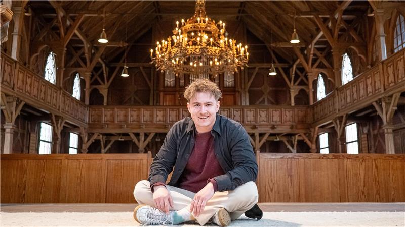 Schauspieler Vincent Wiemer schlüpft für die interaktive Führung durch die Trinitatiskirche in die Rolle des Musikers Oskar.