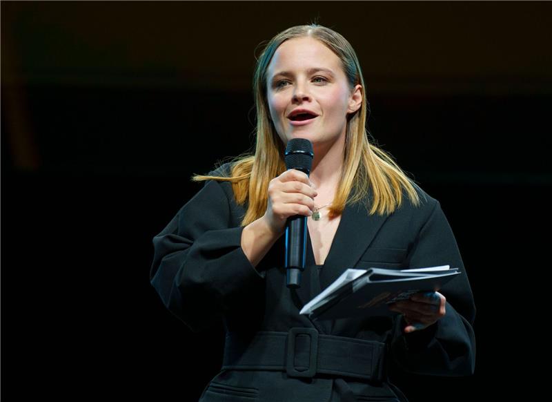 Schauspielerin Jasna Fritzi Bauer steht auf der Bühne.