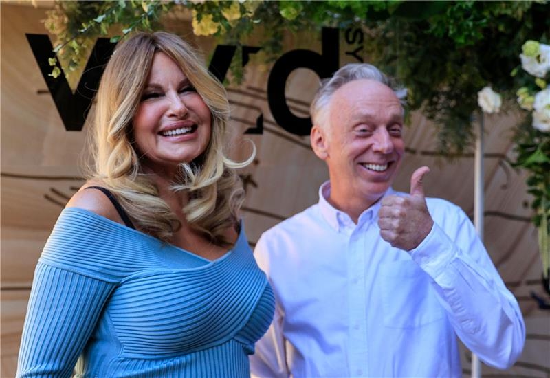 „The White Lotus”-Prequel mit Jennifer Coolidge? Schauspielerin Jennifer Coolidge mit Produzent Mike White in Sydney.