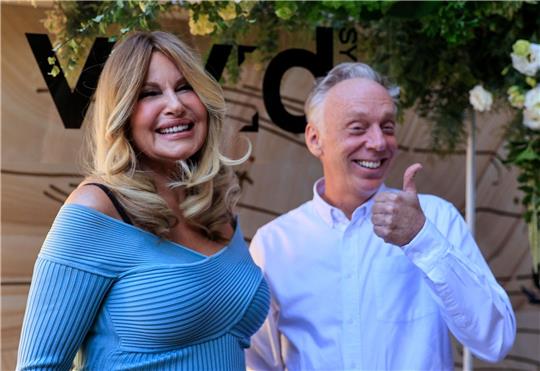 Schauspielerin Jennifer Coolidge mit Produzent Mike White in Sydney.