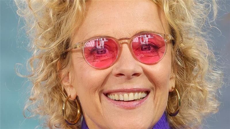 In der Krise ist die rosarote Brille im Trend Schauspielerin Katja Riemann im vergangenen Jahr mit rosaroter Brille auf der Leipziger Buchmesse. Bei allgemeiner Krisenstimmung liegen bunte und optimistische Farben in diesem Jahr laut Augenoptik-Industrie besonders im Trend. (Archivbild)