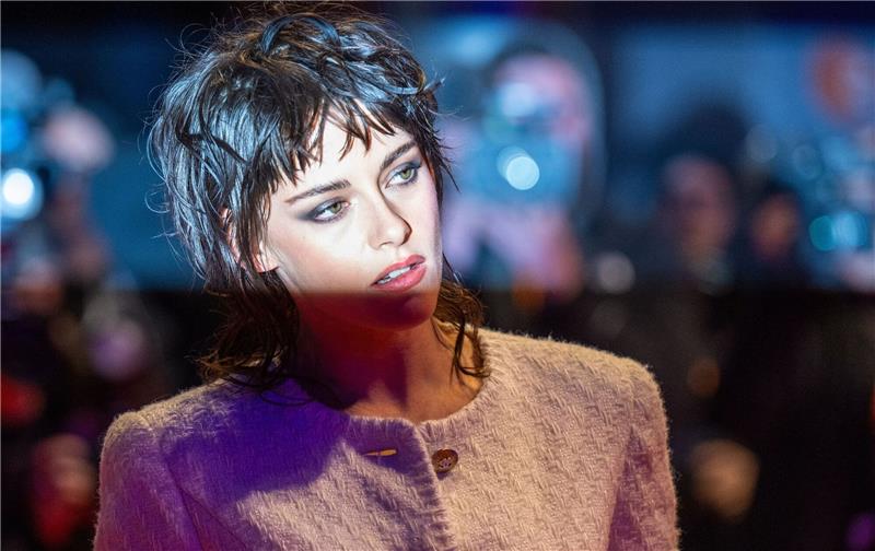 Kristen Stewart: „Wir alle haben ein kleines Monster in uns” Schauspielerin Kristen Stewart auf dem roten Teppich vor dem Berlinale Palast.