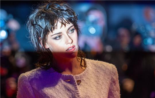 Schauspielerin Kristen Stewart auf dem roten Teppich vor dem Berlinale Palast.