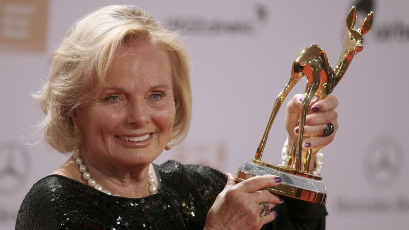 Ruth Maria Kubitschek schrieb als „Spatzl“ TV-Geschichte Schauspielerin Ruth Maria Kubitschek mit der Bambi-Trophäe 2011.