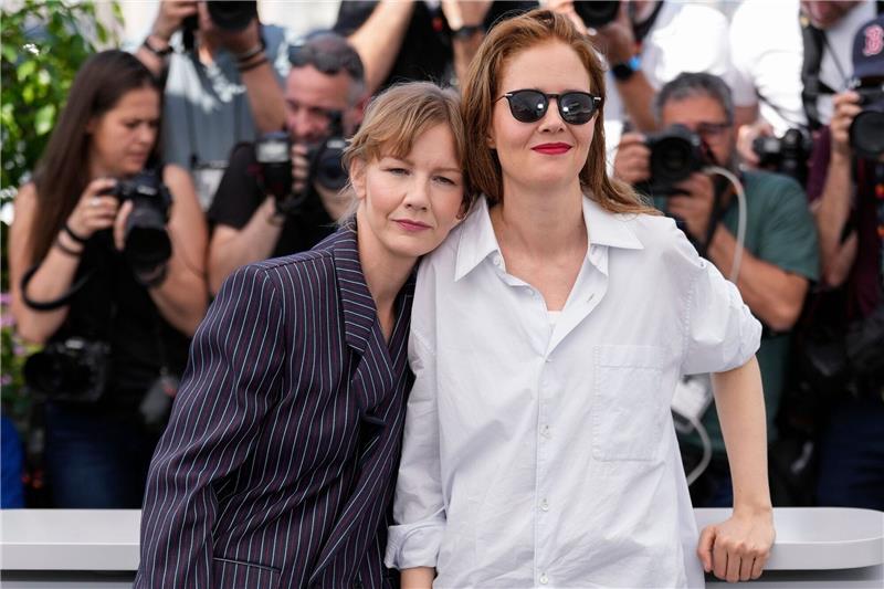 Schauspielerin Sandra Hüller (l) mit Regisseurin Justine Triet in Cannes.