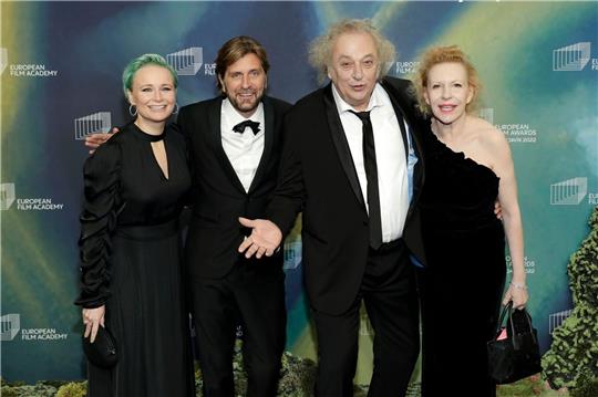 Schauspielerin Vicki Berlin (l-r), der schwedische Regisseur Ruben Östlund, Schauspieler Zlatko Buric und Schauspielerin Sunnyi Melles bei der Preisverleihung.