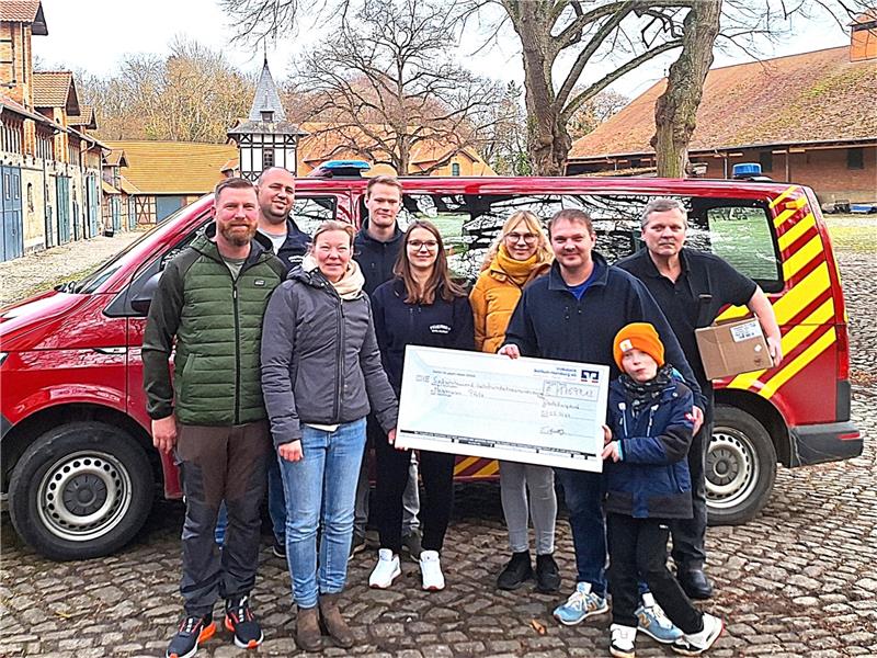 Nach Spenden-Party: 17.700 Euro für OP von Hermann Plotz Scheckübergabe mit Familie Plotz und den Helfern: Christoph Plotz (v.l.), Oliver Gloger, Sonja Plotz, Niclas Schlechtweg, Lena Behrens, Silvia Liebelt, Tim und Peter Helbig und vorne der Junge Hermann. Foto: Hohaus