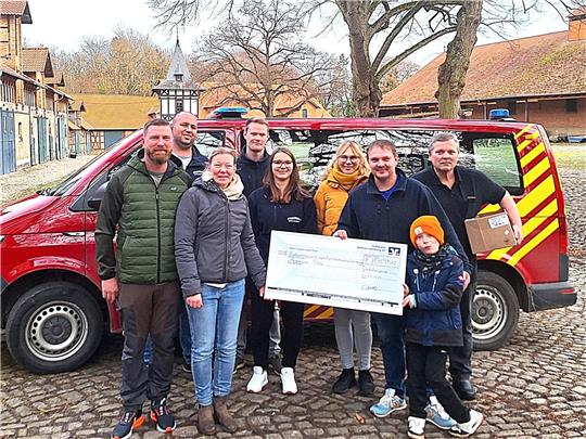 Scheckübergabe mit Familie Plotz und den Helfern: Christoph Plotz (v.l.), Oliver Gloger, Sonja Plotz, Niclas Schlechtweg, Lena Behrens, Silvia Liebelt, Tim und Peter Helbig und vorne der Junge Hermann. Foto: Hohaus