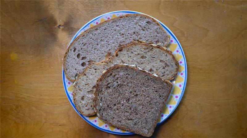 Umfrage: Kommt der Untergang des Abendbrots? Scheiben von Mischbrot, Vollkornbrot und Kürbiskernbrot liegen auf einem Teller. (Symbolbild)