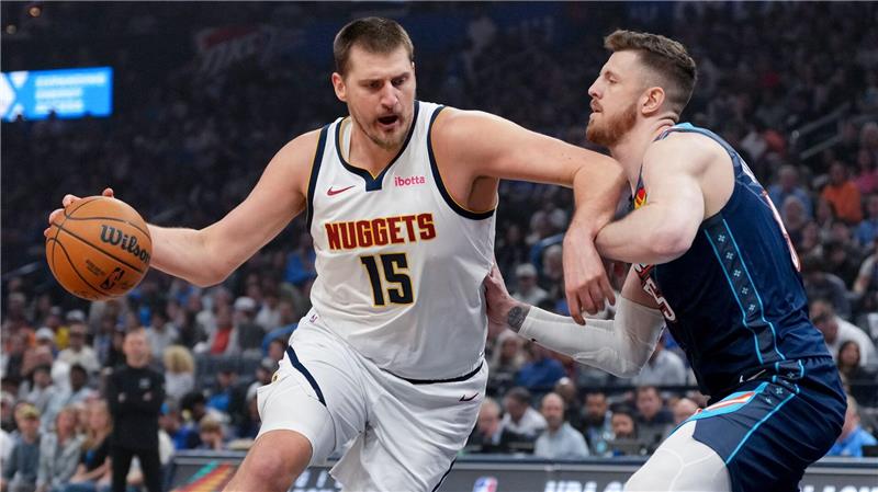 Schwacher Schröder verliert mit Cavs bei NBA-Topteam Detroit Schenkten sich in einer hitzigen Partie nichts: Nikola Jokic (l) und Isaiah Hartenstein.
