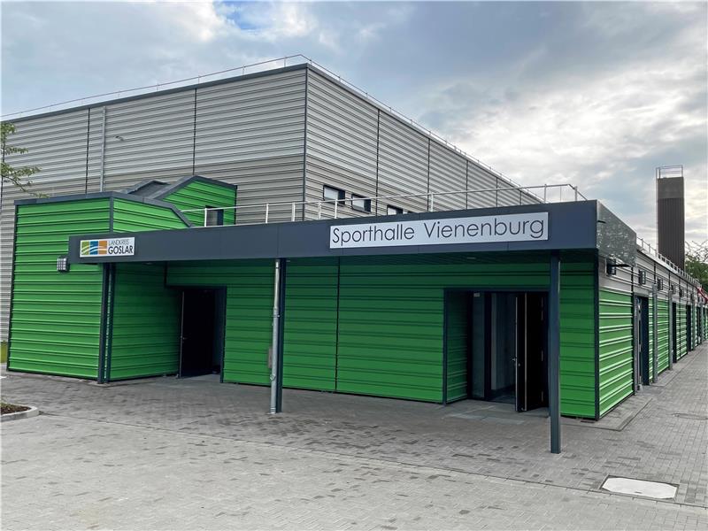 Weiter Handwerker statt Handballer in Vienenburger Sporthalle Schick, aber eben noch nicht fertig: Die Vienenburger Sporthalle wartet weiterhin auf ihre Abnahme. Fotos: Heine (3), Privat