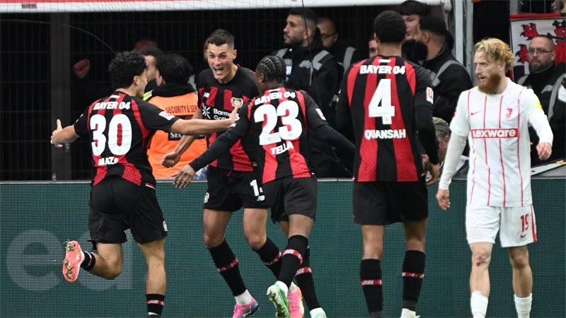 Schicks Rekordtor lässt Leverkusen zum 2:1 jubeln. 