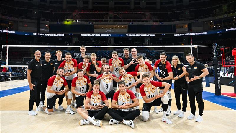 Schickten Grüße in die Heimat: die deutschen Volleyballer.