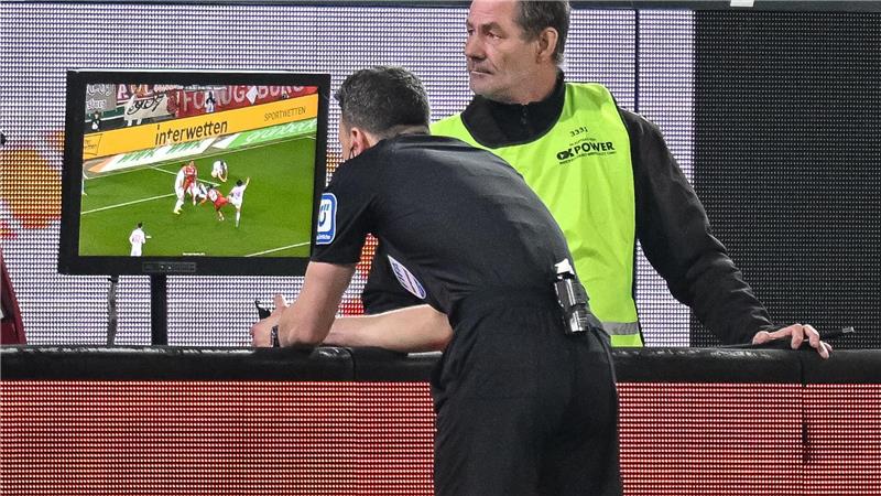 Starker Undav führt Stuttgart zum Torfest in Augsburg Schiedsrichter Felix Zwayer überprüft am Bildschirm einen Foulelfmeter für den VfB. Er nimmt ihn zurück.