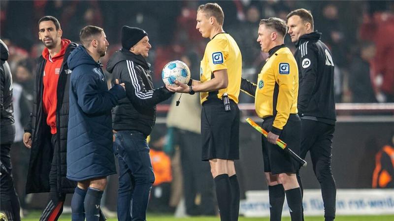 DFB-Lehrwart: „Schiedsrichter hat sich korrekt verhalten“ Schiedsrichter Martin Petersen (3.v.r.) war rund um den Eklat gefragt.