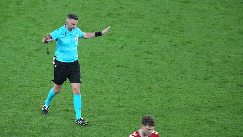 Abseits? Hand? Videobeweis-Debatte nach Deutschland-Sieg Schiedsrichter Michael Oliver hatte viel mit dem VAR zu tun.