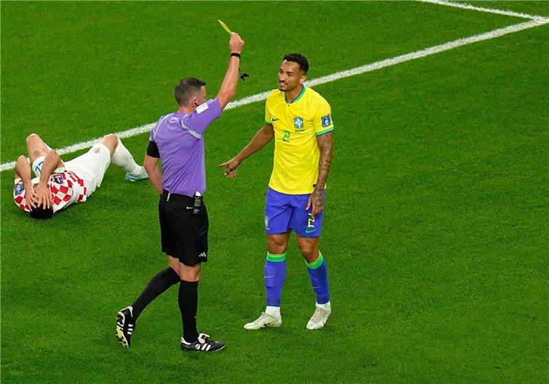 Neymar und Brasilien am Boden: Kroatien stoppt Seleção Schiedsrichter Michael Oliver zeigt dem Brasilianer Danilo die Gelbe Karte.