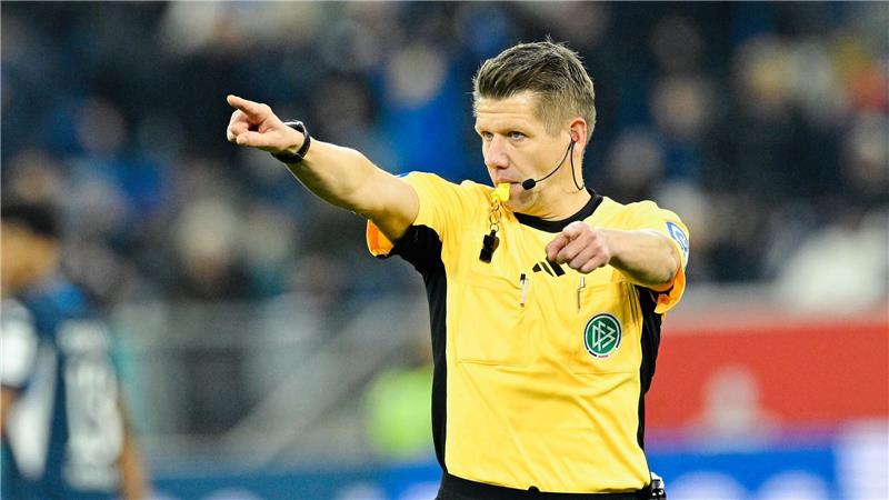 Schiedsrichter Patrick Ittrich hat eine Fehlentscheidung beim Spiel FSV Mainz 05 gegen FC Augsburg eingeräumt. (Archivbild)