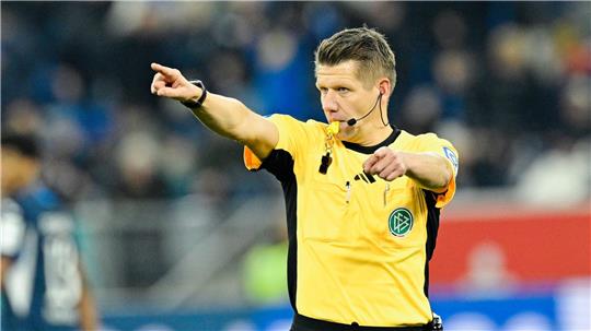 Schiedsrichter Patrick Ittrich hat eine Fehlentscheidung beim Spiel FSV Mainz 05 gegen FC Augsburg eingeräumt. (Archivbild)