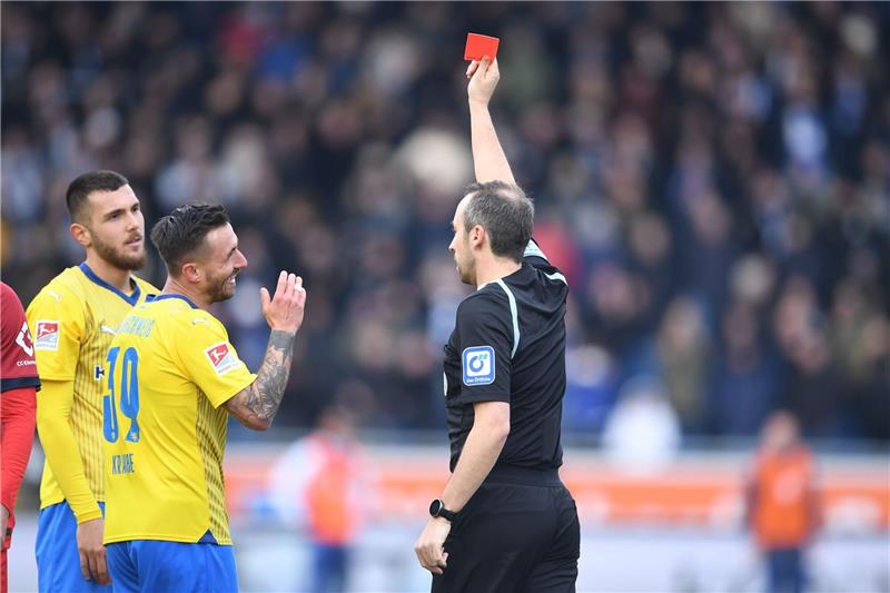 Zwei Spiele Sperre für Braunschweig-Verteidiger Kurucay Schiedsrichter Sven Jablonski zeigt Braunschweigs Hasan Kurucay (l) die Rote Karte.