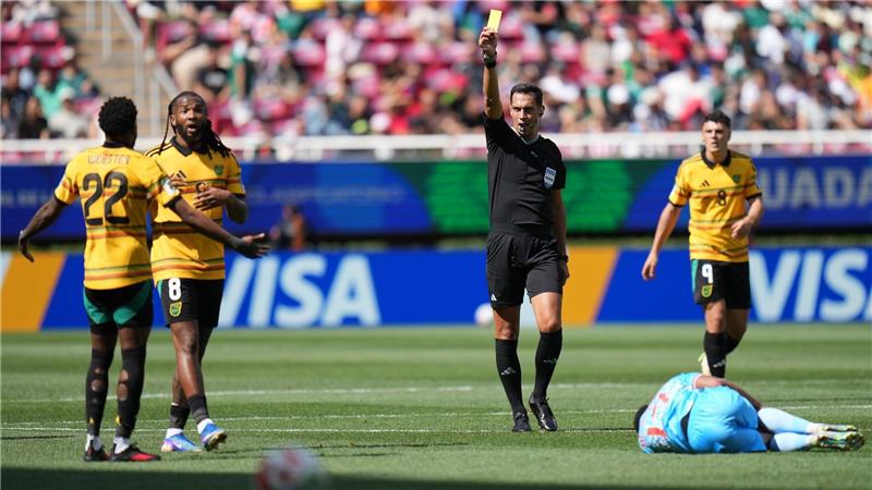 Schiedsrichter Tello verletzte sich in der zweiten Halbzeit der Verlängerung.