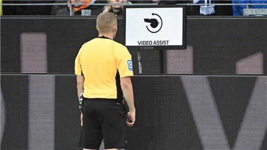 Schiedsrichter Timo Gansloweit prüft eine Entscheidung am Bildschirm. (Archivbild) 