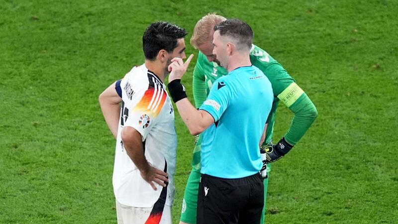 Chip im Ball, Fanpartys, Rumpelkicks: Was bleibt von der EM? Schiedsrichtergespräch mit den Kapitänen