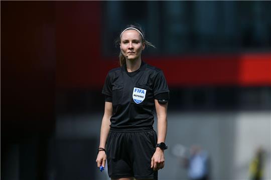 Schiedsrichterin Fabienne Michel auf dem Spielfeld.