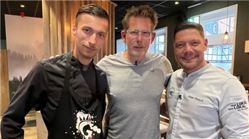 "Schiefer"-Küchenchef Max Mak, Inhaber Alexander Scharf und Sternekoch Robin Pietsch stehen zusammen im Schiefer.
