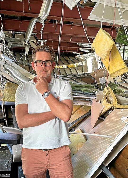 „Schiefer“-Wirt Alexander Scharf steht vor den Trümmern der Decke.