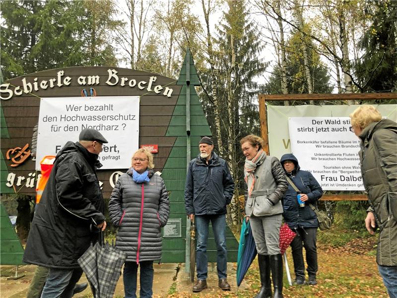 Schierkes Ortsbürgermeisterin Christiane Hopstock (2. v. li.) mit dem früheren Förster Hinrich Schüler (Mitte) und CDU-Ratsfrau Cornelia Ehrhardt (3. v. re.) aus Braunlage.  Fotos: Stade