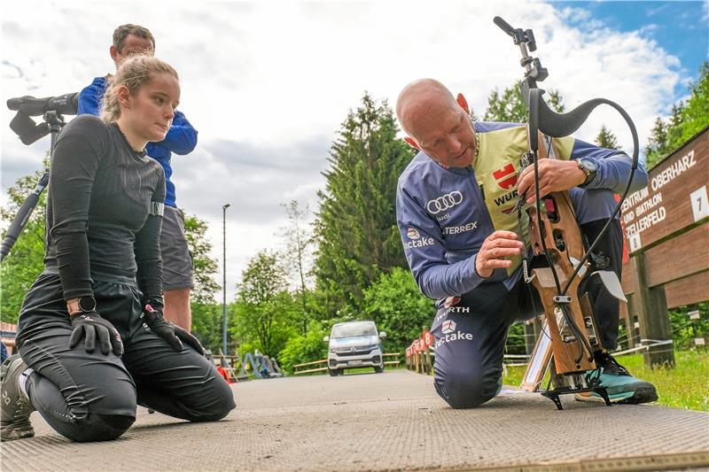 Schießbundestrainer Engelbert Sklorz (re.) kommt zum Landesleistungszentrum nach Clausthal-Zellerfeld und arbeitet mit den Harzer Biathleten zusammen. Dabei werden auch die Waffen umgebaut, hier die von Julia Otto. Fotos: Drechsler