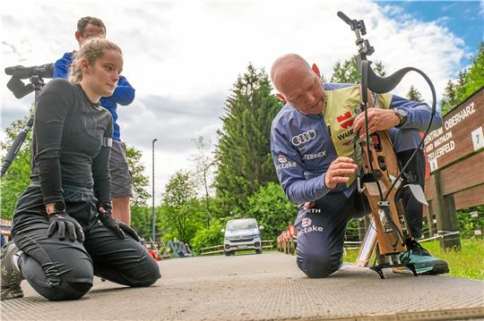 Schießbundestrainer Engelbert Sklorz (re.) kommt zum Landesleistungszentrum nach Clausthal-Zellerfeld und arbeitet mit den Harzer Biathleten zusammen. Dabei werden auch die Waffen umgebaut, hier die von Julia Otto. Fotos: Drechsler