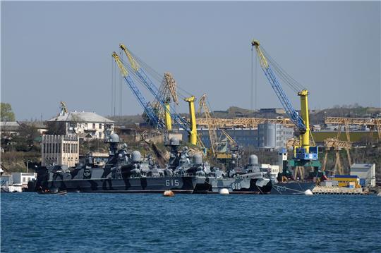 Schiffe der russischen Schwarzmeerflotte in einer der Buchten von Sewastopol (Archivbild von 2014).