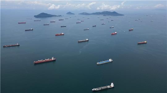 Schiffe, die darauf warten, den Panamakanal zu überqueren.