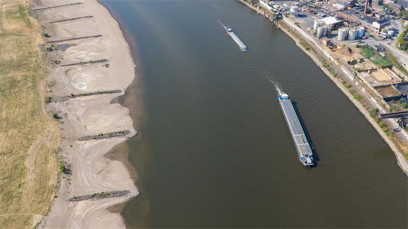 Pegel, Kaub, Fahrverbot: Was zum Niedrigwasser wichtig ist Schiffe fahren im Rhein in der vorgesehenen Fahrrinne - solange sie noch tief genug ist.