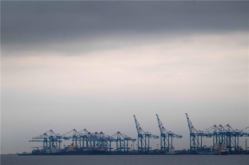 Schiffe liegen am Container-Terminal Bremerhaven. Das Stimmungsbarometer des Mannheimer Forschungsinstituts ZEW ist erneut gefallen.