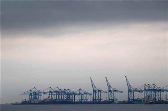 Schiffe liegen am Container-Terminal Bremerhaven. Das Stimmungsbarometer des Mannheimer Forschungsinstituts ZEW ist erneut gefallen.