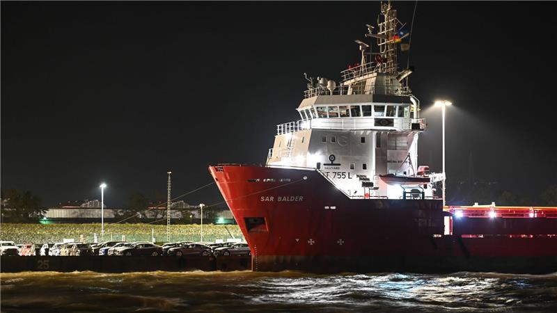 Schiffe versuchen in den Häfen Schutz vor dem Unwetter zu finden. 