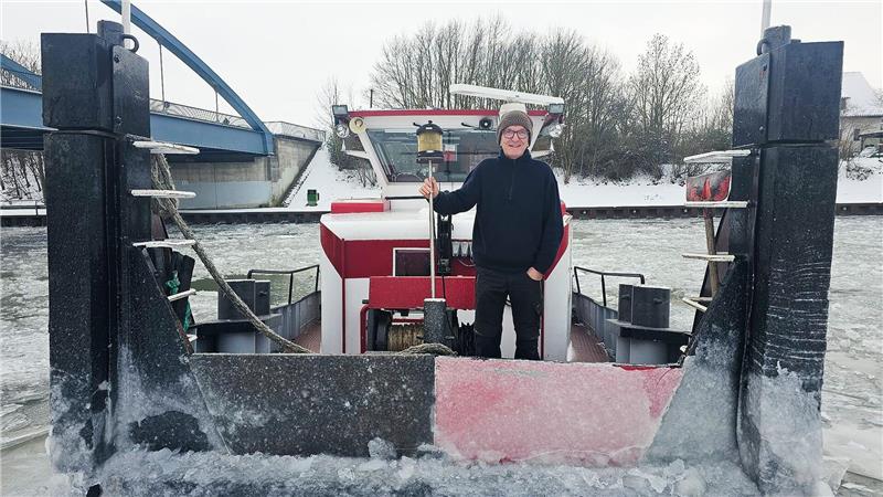 Schiffsführer Carsten Kling steht auf dem Eisbrecher „Paula“ auf dem Mittellandkanal.