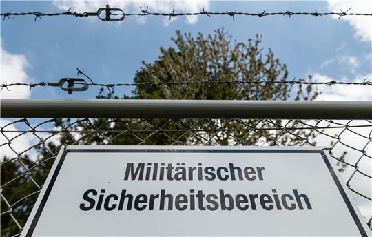 Schild mit der Aufschrift «Militärischer Sicherheitsbereich».