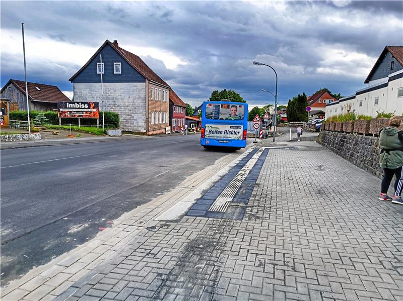 Materialmangel bremst Barrierefreiheit aus Schild und Häuschen fehlen noch – an der Goslarschen Straße sind die Bauarbeiten einer barrierefreien Bushaltestellen abgeschlossen. Sechs weitere Haltestellen sollen dieses Jahr in Clausthal-Zellerfeld noch umgebbaut werden, wegen Materialknappheit, aber auch wegen des verzögerten Baustarts ist der gesetzte Fertigstellungstermin jedoch nicht einhaltbar. Foto: Neumann